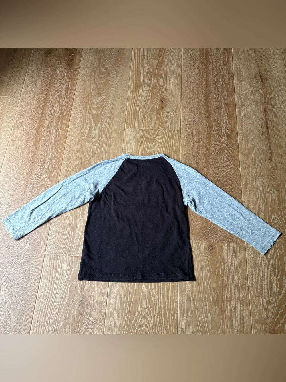 The Children’s Place Football Black Tee with Gray Neckline and Sleeves, size 5/6
